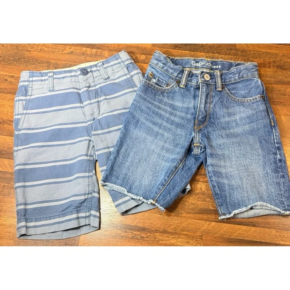 2 pair boys Gap Kids shorts. Size 6 slim. Great shape.  Back to school.